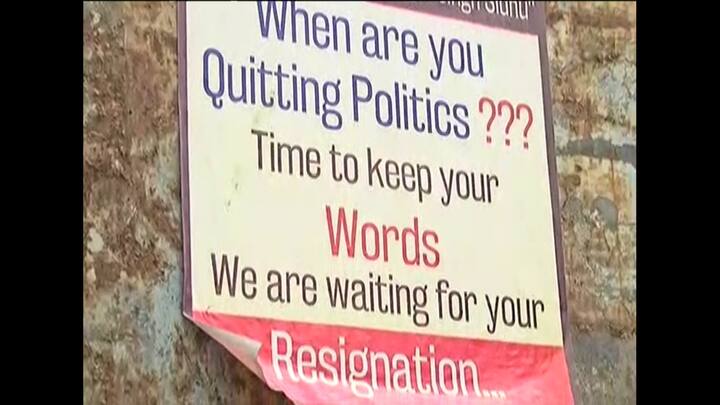 ਲੋਕਾਂ ਨੇ ਪੋਸਟਰਾਂ 'ਤੇ ਸਿੱਧੂ ਨੂੰ ਸਵਾਲ ਪੁੱਛਿਆ ਹੈ ਕਿ ਹੁਣ ਉਹ ਸਿਆਸਤ ਕਿਉਂ ਨਹੀਂ ਛੱਡ ਰਹੇ? ਸਿੱਧੂ ਦੇ ਬਿਆਨ ਨੂੰ ਦੁਬਾਰਾ ਤੋਂ ਪੋਸਟਰਾਂ 'ਤੇ ਲਿਖਿਆ ਗਿਆ ਤੇ ਸਵਾਲ ਪੁੱਛਿਆ ਗਿਆ ਹੈ ਕਿ ਉਹ ਸਿਆਸਤ ਕਦੋਂ ਛੱਡਣਗੇ। ਪੋਸਟਰਾਂ ਨੂੰ ਪੰਜਾਬ ਅਰਬਨ ਪਲਾਨਿੰਗ ਅਥਾਰਿਟੀ ਦੇ ਇੱਕ ਸਾਈਨ ਬੋਰਡ 'ਤੇ ਲਾਇਆ ਗਿਆ ਹੈ।