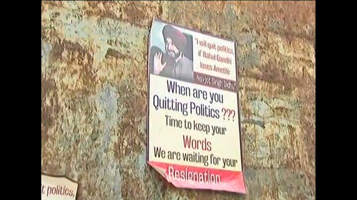 ਇਹ ਸਾਈਨ ਬੋਰਡ 'ਤੇ ਪੋਸਟਰਾਂ ਤੋਂ ਪਹਿਲਾਂ ਮੁਹਾਲੀ ਦਾ ਇੱਕ ਗਾਈਡ ਮੈਪ ਸੀ, ਜੋ ਫਟਿਆ ਹੋਇਆ ਹੈ। ਸਵਾਲ ਇਹ ਕਿ ਆਖਿਰ ਪੋਸਟਰ ਲਾਉਣ ਪਿੱਛੇ ਕਿਸ ਦਾ ਹੱਥ ਹੈ? ਕੀ ਇਹ ਇੱਕ ਸਿਆਸੀ ਸ਼ਰਾਰਤ ਹੈ ਜਾਂ ਲੋਕਾਂ ਦਾ ਰੋਸ? 