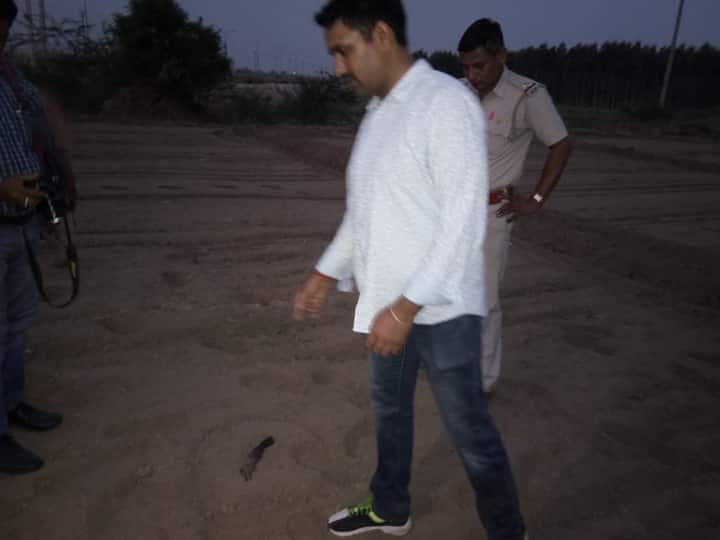 ਟਿਊਬਵੈਲ 'ਤੇ ਬਣੇ ਕੋਠੇ ਵਿੱਚੋਂ ਬਦਮਾਸ਼ਾਂ ਦੇ ਕੱਪੜੇ ਤੇ ਨਸ਼ੇ ਦਾ ਸਾਮਾਨ ਮਿਲਿਆ ਹੈ। 