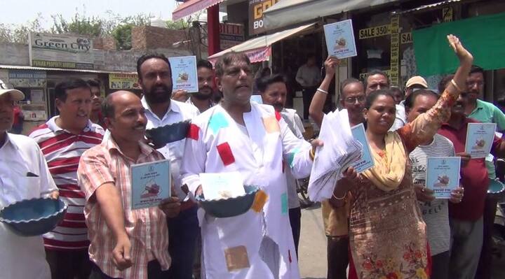 ਸੂਬਾ ਸਰਕਾਰ ਵੱਲੋਂ ਨੀਲੇ ਰਾਸ਼ਨ ਕਾਰਡ ਰੱਦ ਕਰਨ ਖ਼ਿਲਾਫ਼ ਪੰਜਾਬ ਭਰ ਦੇ ਵੱਖ-ਵੱਖ ਸ਼ਹਿਰਾਂ ਵਿੱਚ ਪੰਜਾਬ ਸਰਕਾਰ ਖਿਲਾਫ ਰੋਸ ਪ੍ਰਦਰਸ਼ਨ ਕੀਤਾ ਜਾ ਰਿਹਾ ਹੈ। 