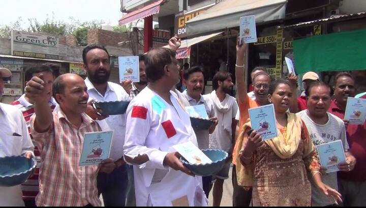 ਪ੍ਰਦਰਸ਼ਨ ਕਰ ਰਹੇ ਲੋਕਾਂ ਦੇ ਲੀਡਰ ਨੇ ਕਿਹਾ ਕਿ ਲੋਕ ਸਭਾ ਚੋਣਾਂ ਤੋਂ ਬਾਅਦ ਪੰਜਾਬ ਸਰਕਾਰ ਵੱਲੋਂ ਪਹਿਲਾਂ ਸਭ ਤੋਂ ਬਠਿੰਡਾ ਸ਼ਹਿਰ ਵਿੱਚ 48 ਹਜ਼ਾਰ ਕਾਰਡ ਬਣਾਏ ਗਏ ਸੀ। 