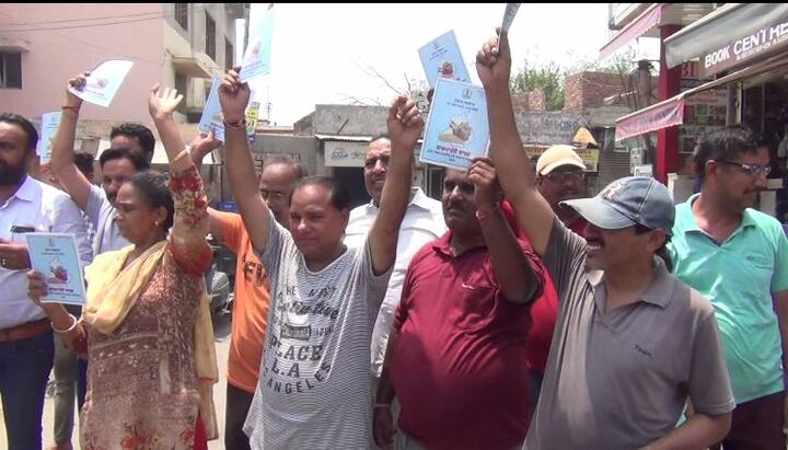 ਬਾਦਲ ਸਰਕਾਰ ਵੱਲੋਂ ਗਰੀਬਾਂ ਲਈ ਆਟਾ-ਦਾਲ ਸਕੀਮ ਦੇ ਤਹਿਤ ਉਸ ਨੂੰ ਬੰਦ ਕਰਵਾਇਆ ਗਿਆ ਤੇ ਹੁਣ ਕੈਪਟਨ ਅਮਰਿੰਦਰ ਸਿੰਘ ਵੱਲੋਂ ਪੰਜਾਬ ਭਰ ਵਿੱਚ ਨੀਲੇ ਕਾਰਡ ਕੱਟ ਦਿੱਤੇ ਗਏ ਹਨ ਜਿਸ ਕਰਕੇ ਲੋਕ ਤਰਾਹ-ਤਰਾਹ ਕਰ ਰਹੇ ਹਨ।