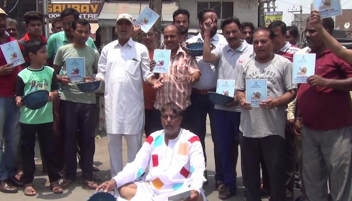 ਉਨ੍ਹਾਂ ਕਿਹਾ ਕਿ ਜੇ ਕੈਪਟਨ ਅਮਰਿੰਦਰ ਸਿੰਘ ਨੂੰ ਕਾਰਡ 'ਤੇ ਲੱਗੀ ਹੋਈ ਪ੍ਰਕਾਸ਼ ਸਿੰਘ ਬਾਦਲ ਦੀ ਫੋਟੋ ਤੋਂ ਤਕਲੀਫ ਹੈ ਤਾਂ ਉਹ ਕਾਰਡ ਤੋਂ ਬਾਦਲ ਦੀ ਫੋਟੋ ਹਟਾ ਦੇਣ, ਪਰ ਲੋਕਾਂ ਨੂੰ ਰਾਸ਼ਨ ਤੋਂ ਵਾਂਝਿਆਂ ਨਾ ਕੀਤਾ ਜਾਏ।