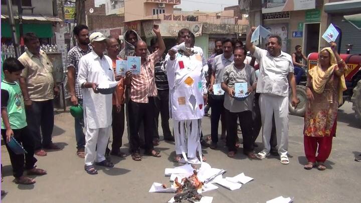 ਇਸ ਦੌਰਾਨ ਲੋਕਾਂ ਨੇ ਸਰਕਾਰ ਖ਼ਿਲਾਫ਼ ਨਾਅਰੇਬਾਜ਼ੀ ਵੀ ਕੀਤੀ।