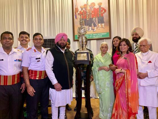 ਚੰਡੀਗੜ੍ਹ: ਭਾਰਤੀ ਫ਼ੌਜ ਤੇ ਸਿੱਖ ਰੈਜੀਮੈਂਟ ਨਾਲ ਆਪਣੇ ਪਰਿਵਾਰ ਦੀ ਸਾਂਝ ਦੇ 100 ਸਾਲ ਪੂਰੇ ਹੋਣ 'ਤੇ ਕੈਪਟਨ ਅਮਰਿੰਦਰ ਸਿੰਘ ਨੇ ਖੁਸ਼ੀ ਦਾ ਪ੍ਰਗਟਾਵਾ ਕੀਤਾ। ਕੈਪਟਨ ਨੇ ਕਿਹਾ ਕਿ ਫ਼ੌਜ ਹਮੇਸ਼ਾ ਤੋਂ ਹੀ ਉਨ੍ਹਾਂ ਦਾ ਪਹਿਲਾ ਪਿਆਰ ਰਹੀ ਹੈ ਤੇ ਰਹੇਗੀ। 