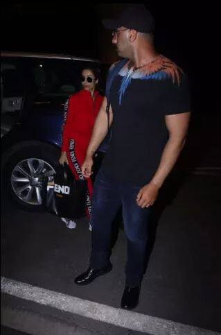 ਮਲਾਇਕਾ ਅਰੋੜਾ ਇਸ ਦੌਰਾਨ ਰੈੱਡ ਕੱਲਰ ਦੇ ਟ੍ਰੈਕ ਸੂਟ ‘ਚ ਕਾਫੀ ਕੈਜੂਅਲ ਲੱਗ ਰਹੀ ਸੀ। ਜਦਕਿ ਅਰਜੁਨ ਕਪੂਰ ਵੀ ਜੀਨਸ ਤੇ ਟੀਸ਼ਰਟ ‘ਚ ਕਾਫੀ ਕੂਲ ਅੰਦਾਜ਼ ‘ਚ ਨਜ਼ਰ ਆ ਰਹੇ ਸੀ।