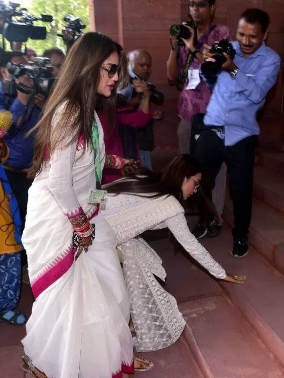 ਸੰਸਦ ਦੀ ਕਾਰਗੁਜਾਰੀ ਮੰਗਲਵਾਰ ਤੋਂ ਸ਼ੁਰੂ ਹੋਣ ‘ਤੇ ਨੁਸਰਤ ਜਹਾਂ ਤੇ ਮਿਮੀ ਨੇ ਸਹੁੰ ਚੁੱਕੀ। ਨੁਸਰਤ ਇੱਥੇ ਪੱਛਮੀ ਬੰਗਾਲ ਦੀ ਬਸੀਰਹਾਟ ਸੀਟ ‘ਤੇ ਚੋਣ ਜਿੱਤ ਕੇ ਸੰਸਦ ਤਕ ਪਹੁੰਚੀ ਹੈ ਜਦਕਿ ਮਿਮੀ ਜਾਧਵਪੁਰ ਲੋਕ ਸਭਾ ਤੋਂ ਚੁਣੀ ਗਈ ਮੈਂਬਰ ਹੈ।