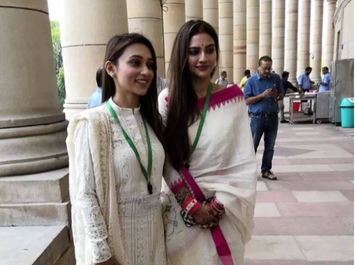 ਲੋਕ ਸਭਾ ਲਈ ਚੁਣੀ ਗਈ ਤ੍ਰਿਣਮੂਲ ਕਾਂਗਰਸ ਦੀਆਂ ਦੋ ਮੈਂਬਰਾਂ ਨੁਸਰਤ ਜਹਾਂ ਤੇ ਮਿਮੀ ਚਕਰਵਰਤੀ ਨੇ ਮੰਗਲਵਾਰ ਨੂੰ ਸੰਸਦ ਮੈਂਬਰ ਦਾ ਹਲਫ ਲਿਆ। ਇਹ ਦੋਵੇਂ ਬੰਗਲਾ ਸਿਨੇਮਾ ਦੀ ਫੇਮਸ ਅਦਾਕਾਰਾਂ ਹਨ। ਹਾਲ ਹੀ ‘ਚ ਨੁਸਰਤ ਦਾ ਵਿਆਹ ਹੋਇਆ ਹੈ। ਇਸ ਕਰਕੇ ਉਹ 17ਵੀਂ ਲੋਕ ਸਭਾ ਦੇ ਪਹਿਲੇ ਤੇ ਦੂਜੇ ਦਿਨ ਸਹੁੰ ਨਹੀਂ ਲੈ ਸਕੀਆਂ। ਖ਼ਬਰਾਂ ਦੀ ਮੰਨੀਏ ਤਾਂ ਮਿਮੀ ਵੀ ਨੁਸਰਤ ਦੇ ਵਿਆਹ ‘ਚ ਰੁਝੀ ਹੋਈ ਸੀ ਜਿਸ ਕਰਕੇ ਉਹ ਵੀ ਸਹੁੰ ਨਹੀਂ ਚੁੱਕ ਸਕੀ।