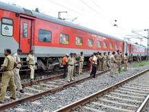 \'ਜੈ ਸ਼੍ਰੀ ਰਾਮ\' ਨਾ ਬੋਲਣ \'ਤੇ ਅਧਿਆਪਕ ਨੂੰ ਚੱਲਦੀ ਟਰੇਨ \'ਚੋਂ ਹੇਠਾਂ ਸੁੱਟਿਆ