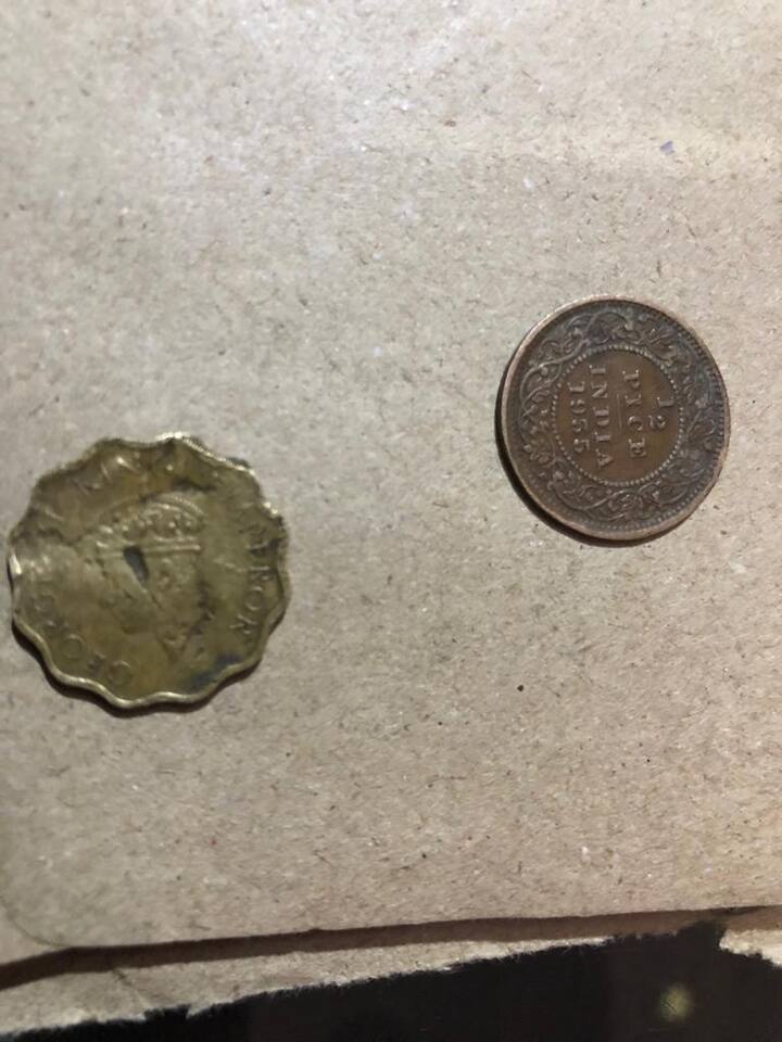 ਲੁਧਿਆਣਾ ਦੇ ਗੁਰਪਾਲ ਨਗਰ ‘ਚ ਪ੍ਰਾਚੀਨ ਸ਼ਿਵ ਮੰਦਰ ‘ਚ ਸ਼ਿਵਲਿੰਗ ਦੀ ਸਥਾਪਨਾ ਕਰਨ ਲਈ ਖੁਦਾਈ ਕੀਤੀ ਜਾ ਰਹੀ ਸੀ। ਇਸ ਦੌਰਾਨ ਖੁਦਾਈ ਵਿੱਚੋਂ ਪੰਜ ਸ਼ਿਵਲਿੰਗ ਤੇ ਕੁਝ ਪੁਰਾਣੇ ਸਿੱਕੇ ਮਿਲੇ।