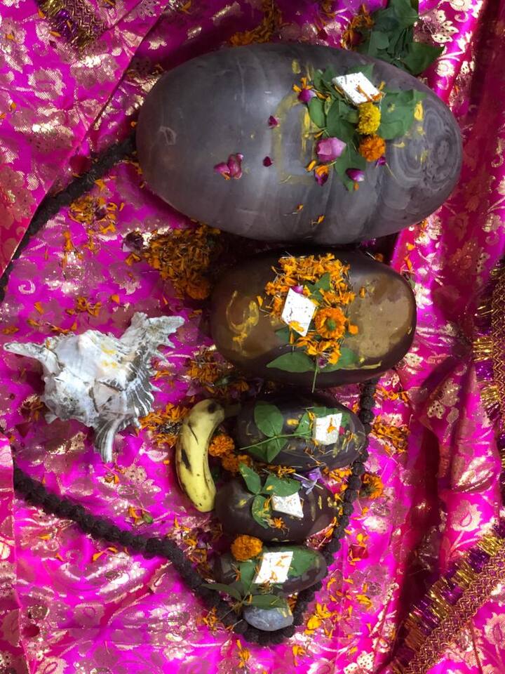 ਖੁਦਾਈ ਦੌਰਾਨ ਸ਼ਿਵਲਿੰਗ, ਮਾਲਾ ਤੇ 1940 ਦੇ ਸਿੱਕੇ ਨਿਕਲੇ ਹਨ ਜਿਨ੍ਹਾਂ ਨੂੰ ਦੇਖਣ ਲਈ ਲੋਕਾਂ ਦੀ ਭੀੜ ਇਕੱਠਾ ਹੋ ਗਈ।