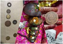 ਲੁਧਿਆਣਾ ਦੇ ਪ੍ਰਾਚੀਨ ਮੰਦਰ \'ਚ ਖੁਦਾਈ ਵੇਲੇ ਮਿਲੇ ਅੰਗਰੇਜ਼ਾਂ ਵੇਲੇ ਦੇ ਸਿੱਕੇ ਤੇ ਸ਼ਿਵਲਿੰਗ