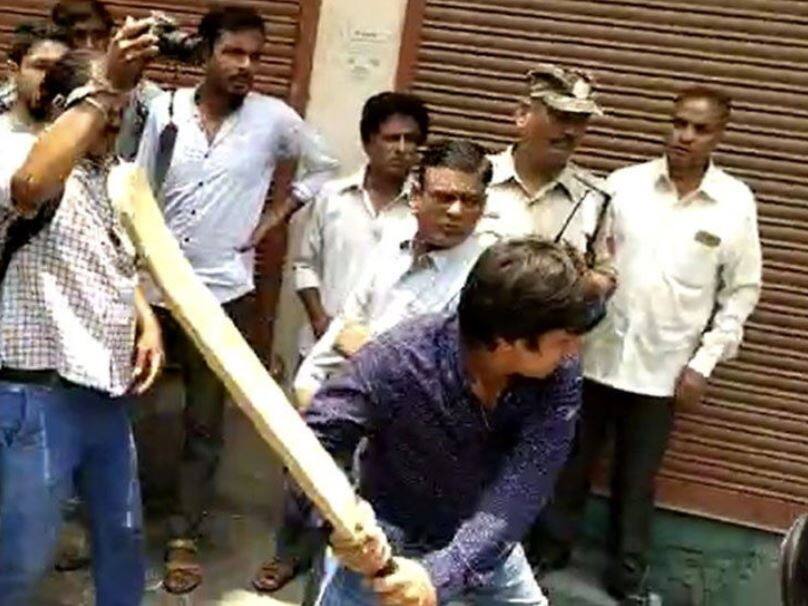 Indore MLA Akash Vijayvargiya beats up officer ਬੀਜੇਪੀ ਵਿਧਾਇਕ ਦੀ ਗੁੰਡਾਗਰਦੀ, ਅਫਸਰ ਨੂੰ ਬੱਲੇ ਨਾਲ ਕੁੱਟਿਆ