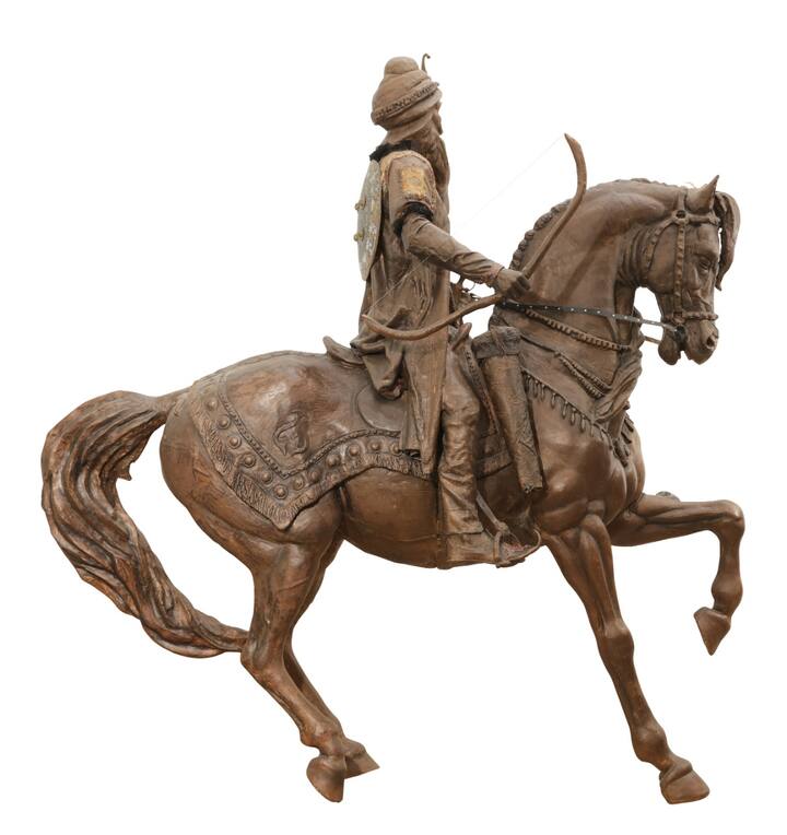 ਬੁੱਤ ਵਿੱਚ ਮਹਾਰਾਜਾ ਰਣਜੀਤ ਸਿੰਘ ਦੀ ਸਵਾਰੀ ਲਈ ਉਨ੍ਹਾਂ ਦੇ ਮਨਪਸੰਦੀਦਾ ਅਰਬੀ ਘੋੜੇ ਕਹਿਰ ਬਹਿਰ ਦਾ ਇਸਤੇਮਾਲ ਕੀਤਾ ਗਿਆ ਹੈ ਜੋ ਉਨ੍ਹਾਂ ਦੇ ਦੋਸਤ ਮੁਹੰਮਦ ਖ਼ਾਨ ਨੇ ਉਨ੍ਹਾਂ ਨੂੰ ਤੋਹਫ਼ੇ ਵਜੋਂ ਦਿੱਤਾ ਸੀ।