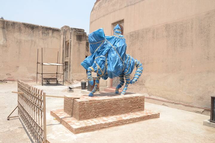 ਲਾਹੌਰ: ਸ਼ੇਰ-ਏ-ਪੰਜਾਬ ਮਹਾਰਾਜਾ ਰਣਜੀਤ ਸਿੰਘ ਦੀ 180ਵੀਂ ਬਰਸੀ ਮੌਕੇ ਕਿਲ੍ਹਾ ਲਾਹੌਰ ਵਿੱਚ ਸਿੱਖ ਗੈਲਰੀ ਦੇ ਬਾਹਰ 27 ਜੂਨ ਨੂੰ ਮਹਾਰਾਜਾ ਰਣਜੀਤ ਸਿੰਘ ਦੇ ਲਾਈਫ ਸਾਈਜ਼ ਬੁੱਤ ਦੀ ਘੁੰਡ ਚੁਕਾਈ ਕੀਤੀ ਜਾਏਗੀ।