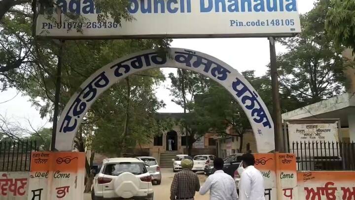 ਬਰਨਾਲਾ: ਨਗਰ ਕੌਂਸਲ ਧਨੌਲਾ ਦੇ ਸਮੂਹ ਕੌਂਸਲਰਾਂ ਨੇ ਧਨੌਲਾ ਵਿੱਚ ਪਾਣੀ ਵਾਲੀ ਟੈਂਕੀ 'ਤੇ ਚੜ੍ਹ ਕੇ ਰੋਸ ਪ੍ਰਦਰਸ਼ਨ ਕੀਤਾ। 