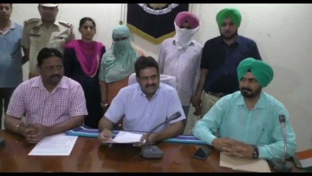 asi with his relative arrested in case of smuggling and arms act ਨਸ਼ੇ ਤੇ ਅਸਲੇ ਦੀ 'ਪੰਡ' ਸਣੇ ਥਾਣੇਦਾਰ ਕਾਬੂ, 15 ਸਾਲਾਂ ਤੋਂ ਨਸ਼ੇ ਦਾ ਕਾਰੋਬਾਰ ਕਰ ਬਣਾਈ ਕਰੋੜਾਂ ਦੀ ਜਾਇਦਾਦ