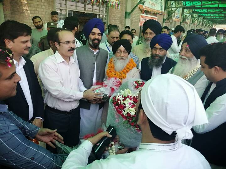 ਸ਼ੇਰ-ਏ-ਪੰਜਾਬ ਮਹਾਰਾਜਾ ਰਣਜੀਤ ਸਿੰਘ ਦੀ ਬਰਸੀ ਮਨਾਉਣ ਲਈ ਪਾਕਿਸਤਾਨ ਗਏ ਭਾਰਤੀ ਸਿੱਖ ਜਥੇ ਦਾ ਪਾਕਿਸਤਾਨ ਦੀ ਵਾਹਗਾ ਸਰਹੱਦ ਵਿਖੇ ਨਿੱਘਾ ਸੁਵਾਗਤ ਕੀਤਾ ਗਿਆ।