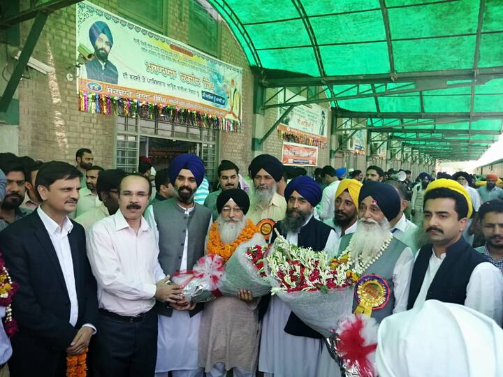 ਇਸ ਮੌਕੇ ਸ਼੍ਰੋਮਣੀ ਕਮੇਟੀ ਦੇ ਮੁੱਖ ਸਕੱਤਰ ਡਾ. ਰੂਪ ਸਿੰਘ ਨੇ ਦੱਸਿਆ ਕਿ ਪਾਕਿਸਤਾਨ ਸਥਿਤ ਗੁਰਧਾਮਾਂ ਲਈ ਸ਼੍ਰੋਮਣੀ ਕਮੇਟੀ ਵੱਲੋਂ 2 ਸੈੱਟ ਚੰਦੋਆ ਸਾਹਿਬ, 6 ਚੌਰ ਸਾਹਿਬ, 23 ਨਿਸ਼ਾਨ ਸਾਹਿਬ ਚੋਲੇ ਤੋਂ ਇਲਾਵਾ ਰੁਮਾਲਾ ਸਾਹਿਬ, ਕਕਾਰ, ਸਿਰੋਪਾਓ ਲੈ ਕੇ ਜਾ ਰਹੇ ਹਨ।