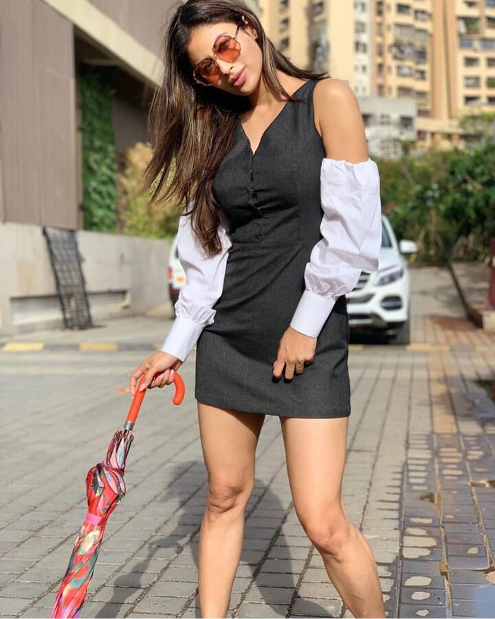 ਬਾਲੀਵੁੱਡ ‘ਚ ਆਪਣਾ ਡੈਬਿਊ ਕਰ ਚੁੱਕੀ ਮੌਨੀ ਰਾਏ ਕਈ ਮੌਕਿਆਂ ਦੇ ਦੌਰਾਨ ਗਲੈਮਰਸ ਅੰਦਾਜ਼ ‘ਚ ਨਜ਼ਰ ਆਈ।