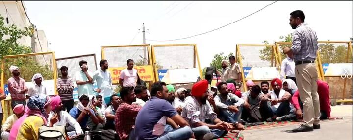 ਨੌਜਵਾਨਾਂ ਦੀ ਮੰਗ ਹੈ ਕਿ ਸਰਕਾਰੀ ਸਕੂਲਾਂ ਵਿੱਚ ਵੱਡੇ ਪੱਧਰ 'ਤੇ ਖਾਲੀ ਪੋਸਟਾਂ ਨੂੰ ਭਰਿਆ ਜਾਵੇ ਤਾਂ ਜੋ ਅਧਿਆਪਕ ਬਣਨ ਦੀ ਹਰ ਯੋਗਤਾ ਪੂਰੀ ਕਰਨ ਵਾਲੇ ਉਨ੍ਹਾਂ ਵਰਗੇ ਬੇਰੁਜ਼ਗਾਰਾਂ ਨੂੰ ਨੌਕਰੀ ਮਿਲੇ ਤੇ ਸਕੂਲੀ ਬੱਚਿਆਂ ਨੂੰ ਮਿਆਰੀ ਸਿੱਖਿਆ।