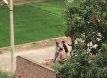 ਗੁੰਡਾਗਰਦੀ ਦੀ ਹੱਦ! ਪੁਲਿਸ ਮੁਲਾਜ਼ਮ ਨਾਲ ਕੁੱਟਮਾਰ ਦੀ ਵੀਡੀਓ ਵਾਇਰਲ