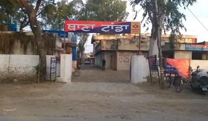 ਟਾਂਡਾ ਥਾਣੇ ਵਿੱਚ ਤਾਇਨਾਤ ਹੈੱਡ ਕਾਂਸਟੇਬਲ ਰਜਿੰਦਰ ਸਿੰਘ ਨੇ ਦੱਸਿਆ ਕਿ ਬੀਤੀ 12 ਜੂਨ ਨੂੰ ਉਸ ਨੂੰ ਸੂਚਨਾ ਮਿਲੀ ਸੀ ਕਿ ਕੁਝ ਨੌਜਵਾਨ ਆਪਣੀ ਕਾਰ ਵਿੱਚ ਉੱਚੀ ਆਵਾਜ਼ ਵਿੱਚ ਗਾਣੇ ਵਜਾ ਰਹੇ ਹਨ। 