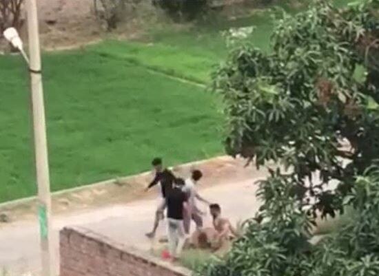 ਰਜਿੰਦਰ ਸਿੰਘ ਨੇ ਦੋਸ਼ ਲਾਇਆ ਕਿ ਕੇਸ ਨੂੰ ਕਮਜ਼ੋਰ ਤਰੀਕੇ ਨਾਲ ਦਰਜ ਕੀਤਾ ਗਿਆ। ਇਸ ਦੇ ਨਾਲ ਹੀ ਉਸ 'ਤੇ ਰਾਜੀਨਾਵਾਂ ਕਰਨ ਲਈ ਸਿਆਸੀ ਦਬਾਅ ਵੀ ਪਾਇਆ ਜਾ ਰਿਹਾ ਹੈ। 