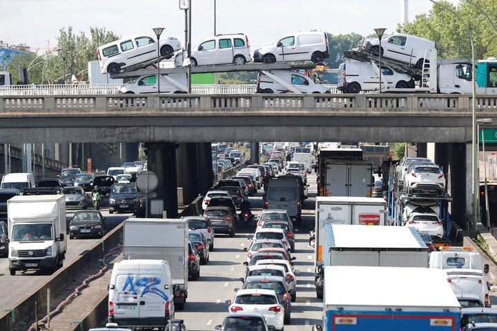 Paris bans up to 60% of its cars as heatwave worsens pollution ਹੀਟਵੇਵ ਪ੍ਰਦੂਸ਼ਨ ਦੇ ਕਾਰਨ ਇਸ ਸ਼ਹਿਰ ਨੇ ਆਪਣੀ 60% ਕਾਰਾਂ ‘ਤੇ ਲਗਾਈ ਪਾਬੰਦੀ