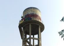 ਪੈਟਰੋਲ ਦੀਆਂ ਬੋਤਲਾਂ ਲੈ ਕੇ ਟੈਂਕੀ \'ਤੇ ਚੜ੍ਹੇ ਸਰਕਾਰੀ ਮੁਲਾਜ਼ਮ, ਆਰ-ਪਾਰ ਦੀ ਲੜਾਈ ਦਾ ਐਲਾਨ