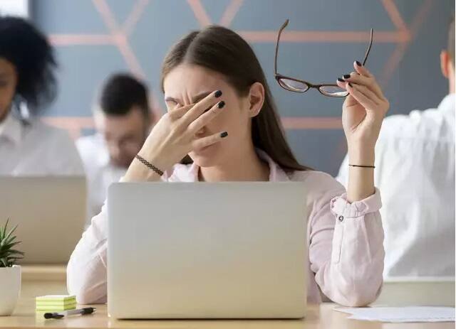 ਅੱਖਾਂ 'ਤੇ ਅਸਰ: ਲਗਾਤਾਰ ਸਕਰੀਨ ਵੱਲ ਧਿਆਨ ਲਾਉਣ ਨਾਲ ਅੱਖਾਂ ਦੀਆਂ ਗੰਭੀਰ ਸਮੱਸਿਆਵਾਂ ਹੋ ਸਕਦੀਆਂ ਹਨ। ਸਮਾਰਫੋਨ ਤੋਂ ਨਿਕਲਣ ਵਾਲੀ ਬਲੂ ਲਾਈਟ ਅੱਖਾਂ ਨੂੰ ਥਕਾ ਦਿੰਦੀ ਹੈ ਜਿਸ ਨਾਲ ਅੱਖਾਂ ਦਰਦ ਕਰਦੀਆਂ ਹਨ। ਇਸ ਨਾਲ ਨਿਗ੍ਹਾ ਵਿਗੜ ਜਾਂਦੀ ਹੈ, ਕਾਰਨੀਆ 'ਤੇ ਮਾੜਾ ਅਸਰ ਪੈਂਦਾ ਹੈ ਤੇ ਅੱਖਾਂ ਖ਼ੁਸ਼ਕ ਹੋ ਜਾਂਦੀਆਂ ਹਨ। ਇਸ ਤੋਂ ਬਚਣ ਲਈ ਬਲੂ ਲਾਈਟ ਤੋਂ ਅੱਖਾਂ ਨੂੰ ਬਚਾਓ ਤੇ ਡਾਕਟਰ ਦੀ ਸਲਾਹ ਨਾਲ ਦਾਰੂ ਲਓ।