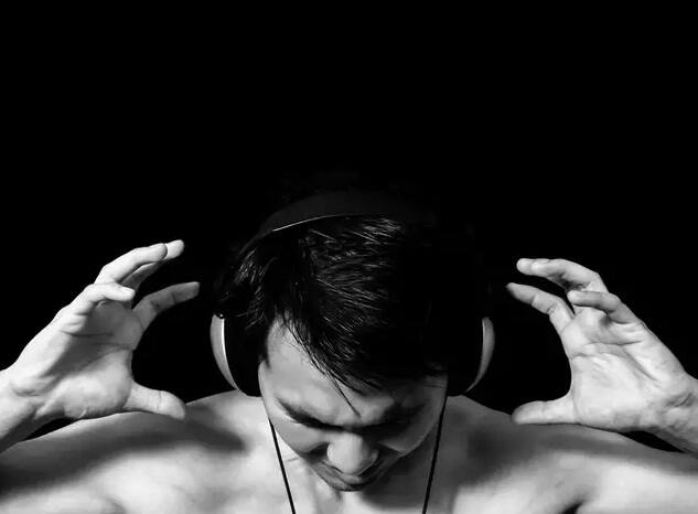 ਈਅਰਫੋਨ ਦੀ ਵਰਤੋਂ ਨਾਲ ਬੋਲ਼ਾਪਣ: ਲੰਮੇ ਸਮੇਂ ਤਕ ਜਾਂ ਹਾਈ ਵਾਲਿਊਮ ਵਿੱਚ ਈਅਰਫੋਨ ਦੀ ਵਰਤੋਂ ਕਰਨ ਨਾਲ ਕੰਨਾਂ ਦੀ ਸੁਣਨ ਸ਼ਕਤੀ ਪ੍ਰਭਾਵਿਤ ਹੁੰਦੀ ਹੈ। ਬੰਦਾ ਬੋਲ਼ਾ ਵੀ ਹੋ ਸਕਦਾ ਹੈ।