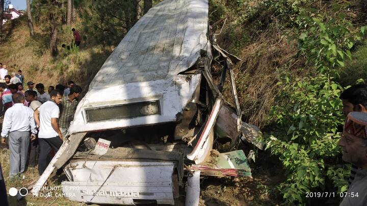 ਸ਼ਿਮਲਾ: ਹਿਮਾਚਲ ਪ੍ਰਦੇਸ਼ ਦੇ ਸ਼ਿਮਲਾ ਲਾਗੇ ਖਲਿਨੀ ਇਲਾਕੇ ਵਿੱਚ ਸਰਕਾਰੀ ਬੱਸ ਦੇ ਘੱਡ ਵਿੱਚ ਡਿੱਗਣ ਕਾਰਨ ਦੋ ਵਿਦਿਆਰਥਣਾਂ ਸਮੇਤ ਤਿੰਨ ਜਣਿਆਂ ਦੀ ਮੌਤ ਹੋ ਗਈ। 