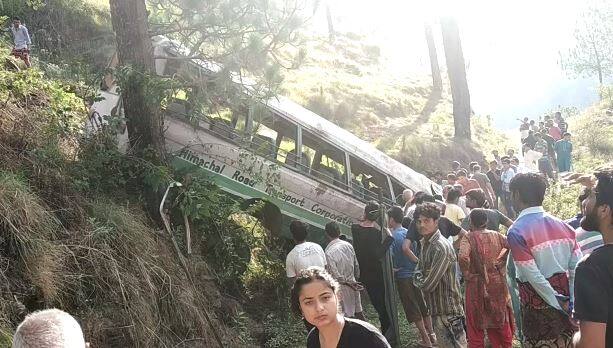 ਇਹ ਬੱਸ ਸਕੂਲੀ ਬੱਚਿਆਂ ਨੂੰ ਲੈ ਕੇ ਜਾ ਰਹੀ ਸੀ। ਘਟਨਾ ਵਿੱਚ ਬੱਸ ਡਰਾਈਵਰ ਦੀ ਵੀ ਮੌਤ ਹੋ ਗਈ ਹੈ। 