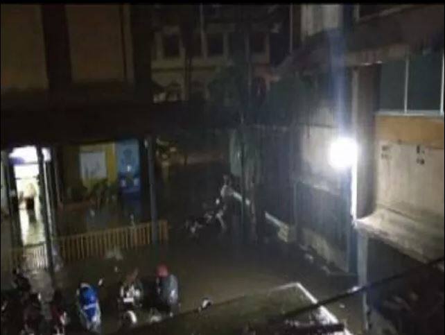 ਉਧਵ ਠਾਕਰੇ ਤੋਂ ਇਲਾਵਾ ਐਨਸੀਪੀ ਦੇ ਬੁਲਾਰੇ ਨਵਾਬ ਮਲਿਕ ਦਾ ਘਰ ਵੀ ਪਾਣੀ ਨਾਲ ਭਰ ਗਿਆ। ਖੁਦ ਨਵਾਬ ਮਲਿਕ ਨੇ ਘਰ ‘ਚ ਵੜੇ ਪਾਣੀ ਦੀਆਂ ਤਸਵੀਰਾਂ ਨੂੰ ਸੋਸ਼ਲ ਮੀਡੀਆ ‘ਤੇ ਸ਼ੇਅਰ ਕੀਤਾ ਹੈ। ਇਸ ਨਾਲ ਨਜਿੱਠਣ ਦੀ ਉਹ ਜੱਦੋਜਹਿਦ ਕਰਦੇ ਨਜ਼ਰ ਆ ਰਹੇ ਹਨ।