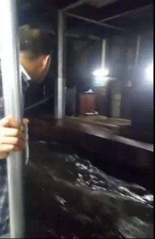 ਇਸ ਬਾਰਸ਼ ਨੇ ਮੁੰਬਈ ਪੁਲਿਸ ਦਾ ਵੀ ਬੁਰਾ ਹਾਲ ਕਰ ਦਿੱਤਾ ਹੈ। ਮੁੰਬਈ ਦੇ ਸ਼ਾਂਤਾਕਰੂਜ ਇਲਾਕੇ ‘ਚ ਵਾਕੋਲਾ ਪੁਲਿਸ ਸਟੇਸ਼ਨ ‘ਚ ਪਾਣੀ ਭਰਿਆ ਹੋਇਆ ਹੈ। ਉਧਰ ਮੁੰਬਈ ਦੇ ਸਾਕੀਨਾਕਾ ਪੁਲਿਸ ਥਾਣੇ ‘ਚ ਵੀ ਪਾਣੀ ਭਰ ਗਿਆ। ਮੁੰਬਈ ਦੇ ਸਿਓਨ ‘ਚ ਭਾਰੀ ਬਾਰਸ਼ ਨਾ ਸਿਓਨ ਰੇਲਵੇ ਟ੍ਰੈਕ ਪਾਣੀ ਨਾਲ ਪੂਰੀ ਤਰ੍ਹਾਂ ਡੁੱਬ ਚੁੱਕਿਆ ਹੈ।