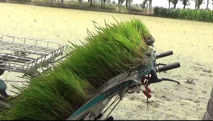 ਮਸ਼ੀਨ ਦਾ ਫਾਇਦਾ ਇਹ ਹੈ ਕਿ ਇੱਕ ਤਾਂ ਬੇਹੱਦ ਘੱਟ ਸਮੇਂ ਵਿੱਚ ਬਿਜਾਈ ਦਾ ਕੰਮ ਮੁਕੰਮਲ ਹੋ ਜਾਂਦਾ ਹੈ ਤੇ ਦੂਜਾ ਖ਼ਰਚਾ ਵੀ ਬਚਦਾ ਹੈ। 