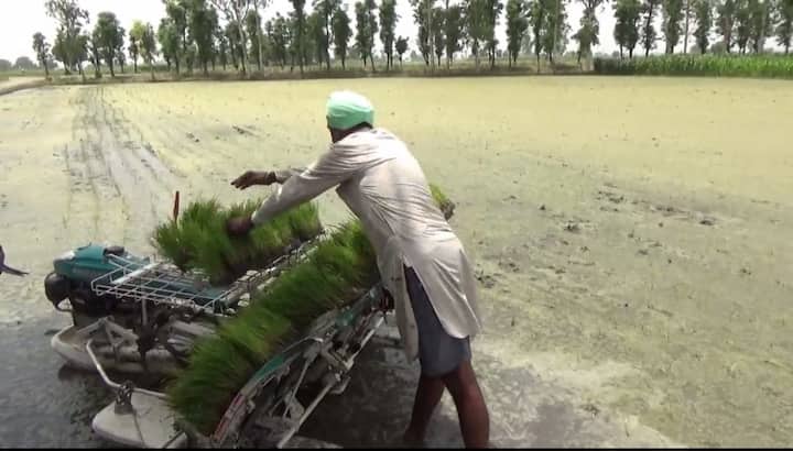 ਇਸ ਤੋਂ ਇਲਾਵਾ ਕਿਸਾਨ ਨੇ ਖੇਤਾਂ ਵਿੱਚ ਖਾਦ ਪਾਉਣ ਵਾਲੀ ਮਸ਼ੀਨ ਬਾਰੇ ਵੀ ਦੱਸਿਆ।