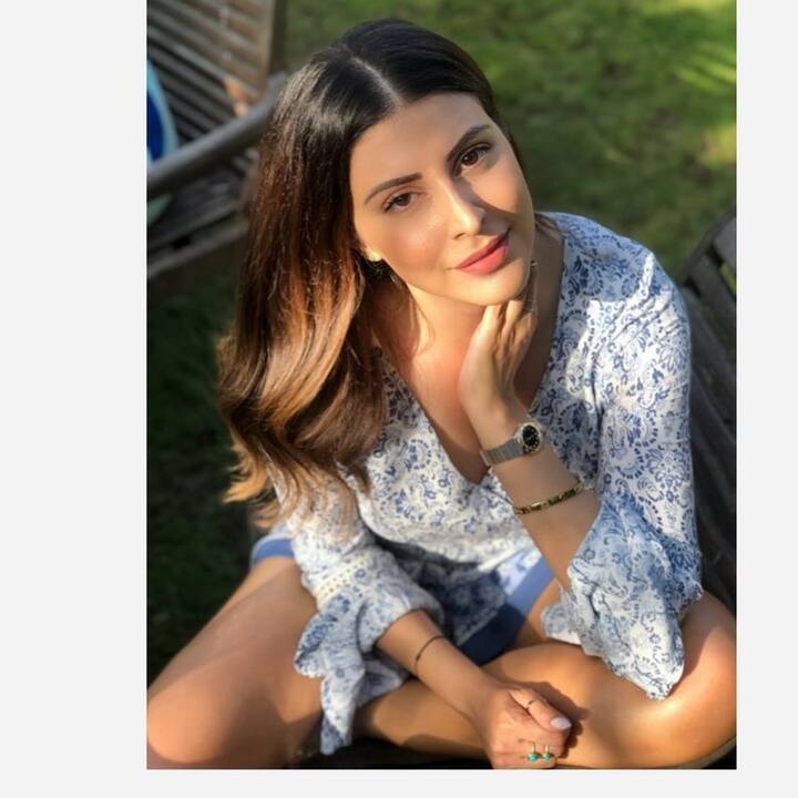 ਇੱਕ ਇੰਟਰਵਿਊ ਦੌਰਾਨ ਕ੍ਰਿਸ਼ਮਾ ਨੇ ਆਪਣੇ ਤਜ਼ਰਬੇ ਬਾਰੇ ਗੱਲ ਕਰਦੇ ਹੋਏ ਕਿਹਾ, “ਮੈਨੂੰ ਆਪਣੇ ਵੱਲੋਂ ਪਹਿਲੀ ਵਾਰ ਕ੍ਰਿਕਟ ਮੈਚ ਦੀ ਮੇਜ਼ਬਾਨੀ ਕੀਤੀ ਯਾਦ ਹੈ।