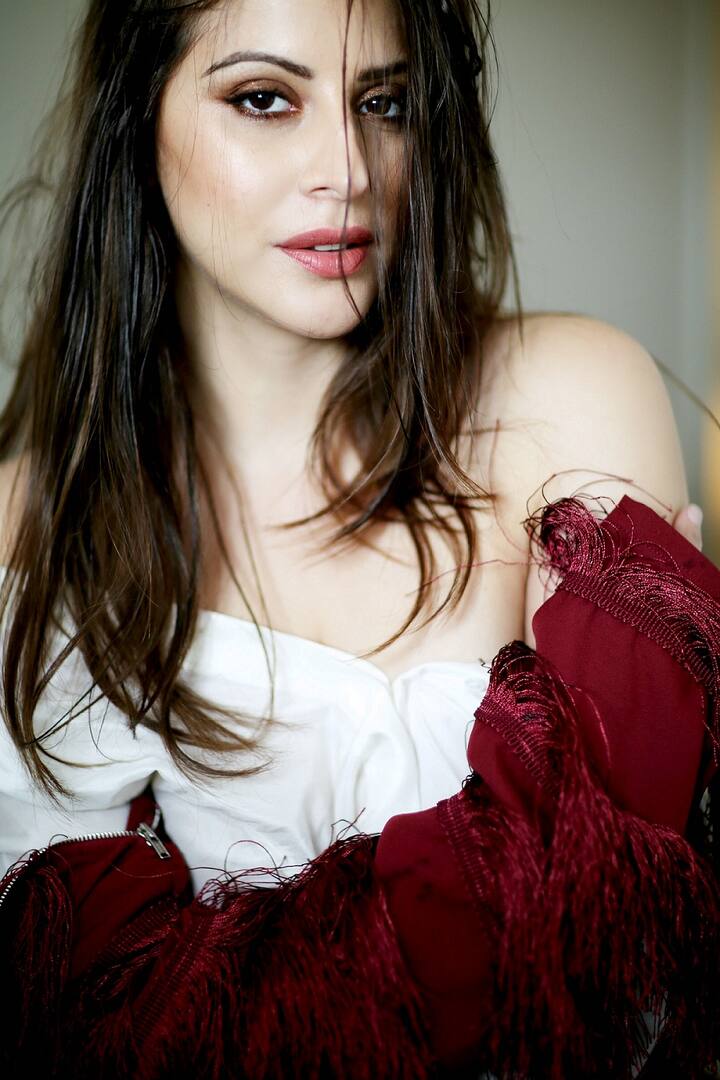 ਇੰਗਲੈਂਡ ‘ਚ ਜਨਮੀ ਕ੍ਰਿਸ਼ਮਾ ਕਰੀਬ 22 ਸਾਲਾਂ ਤੋਂ ਭਾਰਤ ‘ਚ ਰਹਿ ਰਹੀ ਹੈ। ਉਸ ਨੇ ਇੱਕ ਟੀਚਰ ਬਣਨ ਦਾ ਸੁਪਨਾ ਲਿਆ ਸੀ ਪਰ ਬਾਅਦ ‘ਚ ਉਸ ਨੂੰ ਅਹਿਸਾਸ ਹੋਇਆ ਕਿ ਉਸ ਦੀ ਜ਼ਿਆਦਾ ਦਿਲਚਸਪੀ ਮਾਡਲਿੰਗ ਤੇ ਐਕਟਿੰਗ ਵੱਲ ਹੈ।