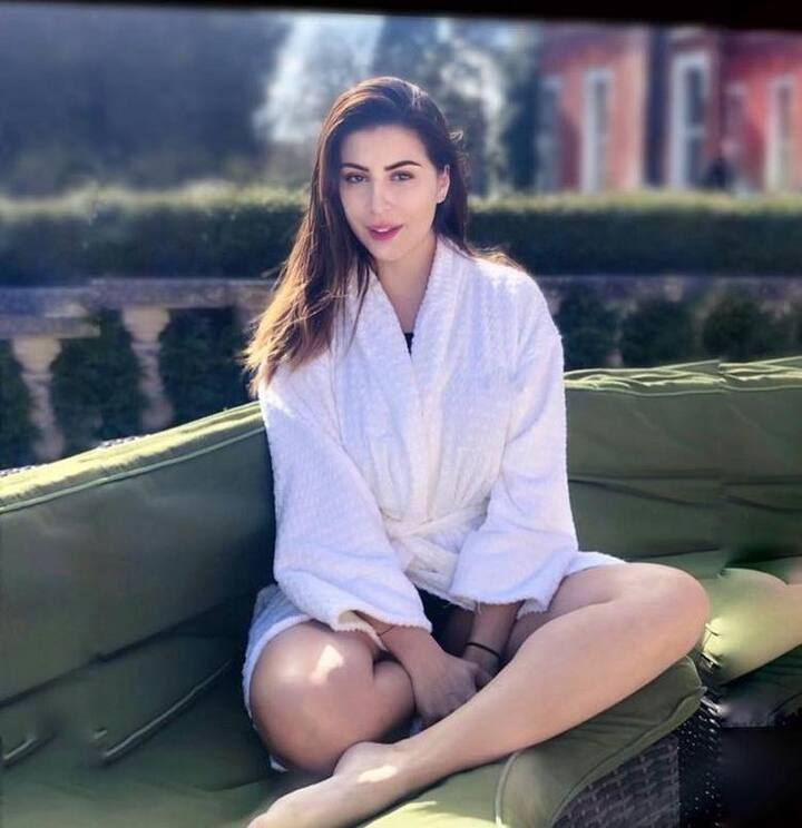 ਫੇਮਸ ਫੀਮੇਲ ਐਂਕਰਾਂ ‘ਚ ਸ਼ਾਮਲ ਕ੍ਰਿਸ਼ਮਾ ਕੋਟਕ ਇਨ੍ਹੀਂ ਦਿਨੀਂ ਇੰਗਲੈਂਡ ‘ਚ ਕ੍ਰਿਕਟ ਵਰਲਡ ਕੱਪ ਨੂੰ ਹੋਸਟ ਕਰ ਰਹੀ ਹੈ। ਇਸ ਦੇ ਨਾਲ ਹੀ ਉਸ ਨੇ ਆਪਣਾ ਬੋਲਡ ਫੋਟੋਸ਼ੂਟ ਕਰਵਾਇਆ ਹੈ ਜਿਸ ਕਰਕੇ ਉਹ ਸੁਰਖੀਆਂ ‘ਚ ਛਾ ਗਈ ਹੈ।