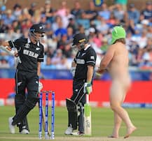 ਨਿਊਜ਼ੀਲੈਂਡ-ਇੰਗਲੈਂਡ ਮੈਚ ਦੌਰਾਨ ਨੰਗੇ ਸ਼ਖ਼ਸ ਨੇ ਪਾਇਆ ਭੜਥੂ, ਤਸਵੀਰਾਂ ਵਾਇਰਲ