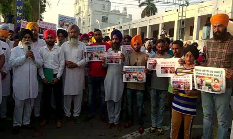 ਜ਼ਮੀਨ ਵਿਵਾਦ ਤੇ ਨਾਜਾਇਜ਼ ਸਬੰਧ ਕਰਕੇ ਪੰਜਾਬੀ ਨੇ ਅਮਰੀਕਾ 'ਚ ਮਾਰਿਆ ਟੱਬਰ families of dead protested in punjab to punish gurpreet singh harder as he killed his wife and 3 relatives in usa ਜ਼ਮੀਨ ਵਿਵਾਦ ਤੇ ਨਾਜਾਇਜ਼ ਸਬੰਧ ਕਰਕੇ ਪੰਜਾਬੀ ਨੇ ਅਮਰੀਕਾ 'ਚ ਮਾਰਿਆ ਟੱਬਰ