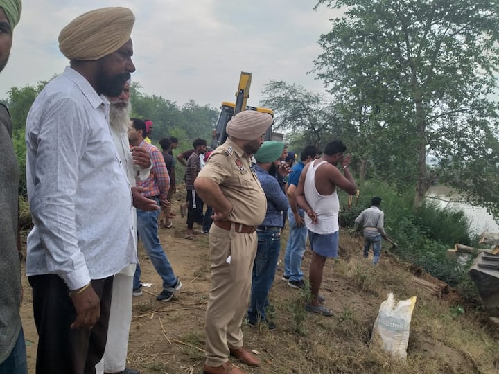 ਸਥਾਨਕ ਲੋਕਾਂ ਨੇ ਇਲਜ਼ਾਮ ਲਾਇਆ ਕਿ ਸਰਕਾਰ ਦੀ ਲਾਪ੍ਰਵਾਹੀ ਕਰਕੇ ਸ਼ਹਾਬਪੁਰ ਨਹਿਰ ਦੀ ਸਫਾਈ ਨਹੀਂ ਹੋਈ ਤੇ ਪਾਣੀ ਦਾ ਪੱਧਰ ਵਧ ਜਾਣ ਕਰਕੇ ਅੱਜ ਸਵੇਰੇ 4 ਵਜੇ ਨਹਿਰ ਦਾ ਬੰਨ੍ਹ ਟੁੱਟ ਗਿਆ।