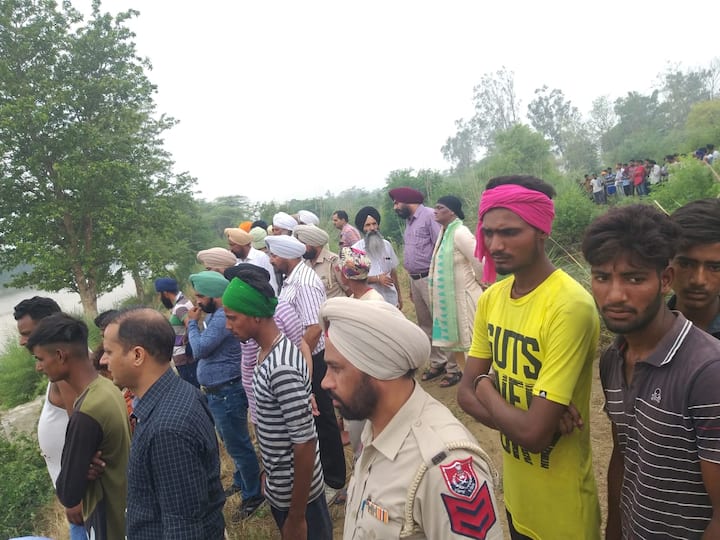  ਇਸ ਸਬੰਧੀ ਨਹਿਰ ਵਿਭਾਗ ਦੇ ਐਕਜ਼ੀਅਨ ਨੇ ਕਿਹਾ ਕਿ ਸਰਕਾਰ ਵੱਲੋਂ ਫੰਡ ਨਾ ਆਉਣ ਕਰਕੇ ਨਹਿਰ ਦੀ 10 ਸਾਲਾਂ ਤੋਂ ਸਫਾਈ ਨਹੀਂ ਹੋਈ ਤਾਂ ਵੀ ਉਹ ਆਪਣੇ ਪੱਧਰ 'ਤੇ ਪਾਣੀ ਦੇ ਪੱਧਰ ਵਧਣ ਤੋਂ ਬਚਾਅ ਦੇ ਪ੍ਰਬੰਧ ਕਰਦੇ ਰਹੇ ਹਨ।