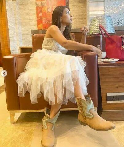 ਸ਼ੋਅ ਤੋਂ ਬਾਅਦ ਬੰਨ ਹਟਾਉਣ ਤੋਂ ਬਾਅਦ ਨਿਆ ਕੁਝ ਇਸ ਅੰਦਾਜ਼ ‘ਚ ਰਿਲੈਕਸ ਕਰਦੀ ਨਜ਼ਰ ਆਈ।