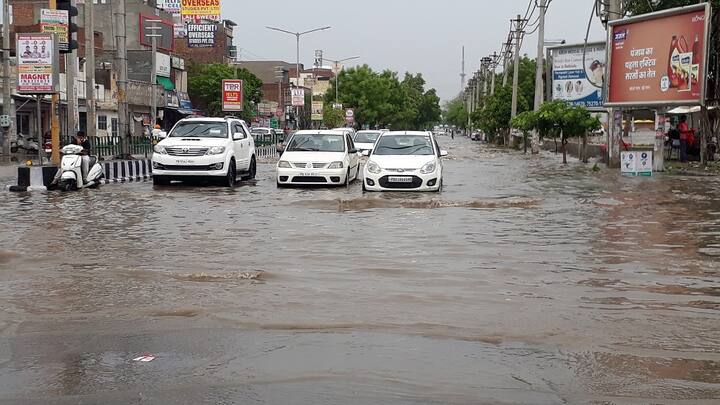 ਇਸ ਦੇ ਚੱਲਦਿਆਂ ਆਮ ਲੋਕਾਂ ਨੂੰ ਗਰਮੀ ਤੋਂ ਤਾਂ ਰਾਹਤ ਮਿਲੀ ਹੈ ਪਰ ਨਾਲ ਹੀ ਜਨਜੀਵਨ ਵੀ ਪ੍ਰਭਾਵਿਤ ਹੋਇਆ ਹੈ।
