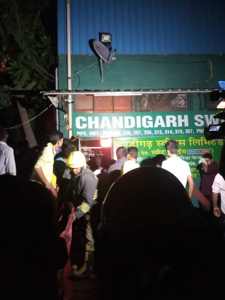 ਅੱਗ ਨਾਲ ਆਸਪਾਸ ਦੇ ਇਲਾਕਿਆਂ ਵਿੱਚ ਹੜਕੰਪ ਮੱਚ ਗਿਆ। 