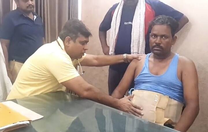 ਡਾਕਟਰਾਂ ਨੇ ਉਸ ਦੇ ਪੇਟ 'ਚ ਕੀੜਾ ਹੋਣ ਦਾ ਖ਼ਦਸ਼ਾ ਜਤਾਇਆ, ਜਦੋਂ ਆਪ੍ਰੇਸ਼ਨ ਹੋਇਆ ਤਾਂ ਡਾਕਟਰ ਵੀ ਹੈਰਾਨ ਹੋ ਗਏ। ਦਰਅਸਲ, ਮਰੀਜ਼ ਦੇ ਢਿੱਡ 'ਚੋਂ 6 ਫੁੱਟ 3 ਇੰਚ ਲੰਮਾਂ ਮਲ੍ਹੱਪ (ਕੀੜਾ-Tapeworm) ਨਿੱਕਲਿਆ। 