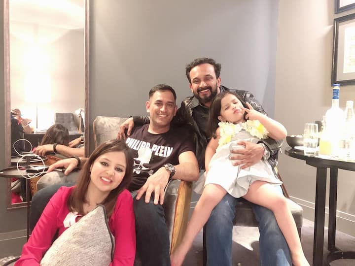 ਰਾਂਚੀ ਵਿੱਚ ਯੂਥ ਕ੍ਰਿਕਟ ਕਲੱਬ ਦੇ ਮੈਂਬਰਾਂ ਨੇ ਵੀ ਧੋਨੀ ਦਾ ਜਨਮ ਦਿਨ ਮਨਾਇਆ।